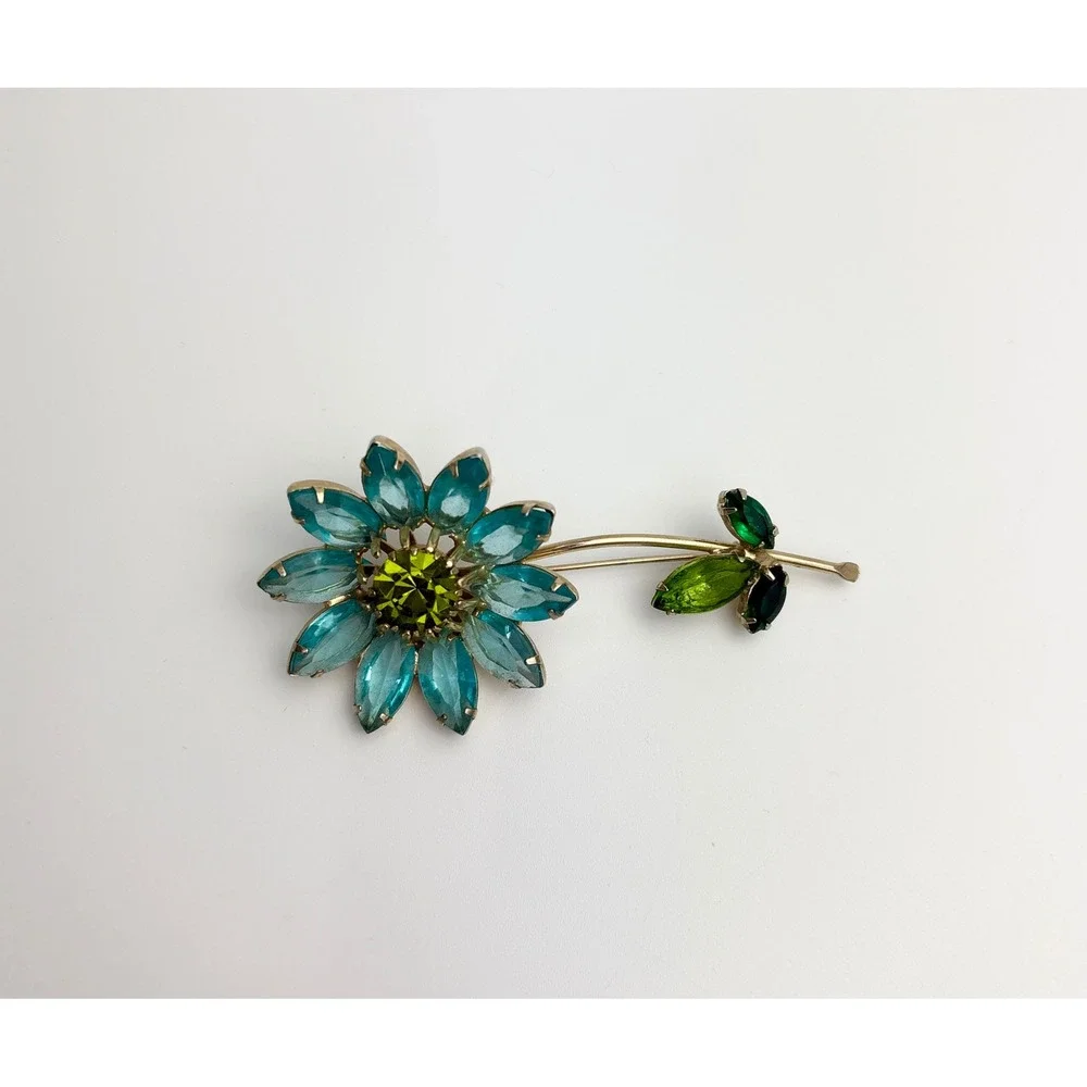 B22 Weiss Vintage‎ Flower Brooch Blue Green Rhinestone Gold Tone Floral Pin